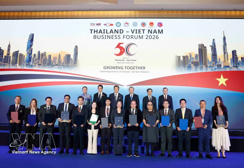 General Secretary of the Communist Party of Vietnam Central Committee and State President To Lam and Thai Prime Minister Anutin Charnvirakul witness the exchange of cooperation agreements between businesses from the two countries. (Photo: VNA)