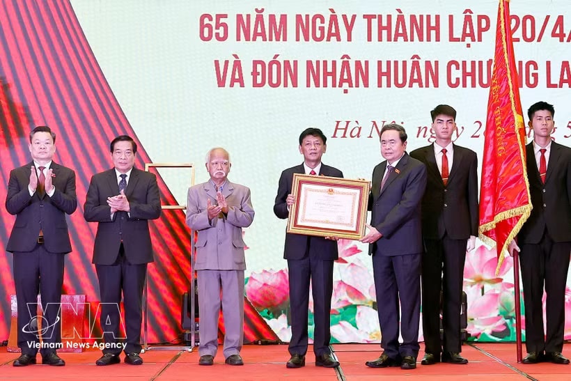 National Assembly Chairman Tran Thanh Man presents the President’s first-class labour order to the Council for Ethnic Affairs of the National Assembly in Hanoi on May 28, 2026. (Photo: VNA)