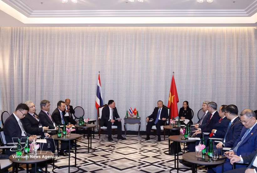 General Secretary of the Communist Party of Vietnam (CPV) Central Committee and State President To Lam (R) receives Thammasak Sethaudom, President and Chief Executive Officer of Siam Cement Group (Photo: VNA)