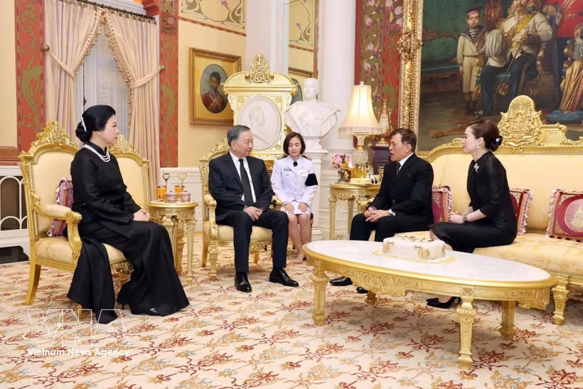 General Secretary of the Communist Party of Vietnam Central Committee and State President To Lam and his spouse Ngo Phuong Ly (L) meet with King Maha Vajiralongkorn and Queen Suthida. (Photo: VNA)
