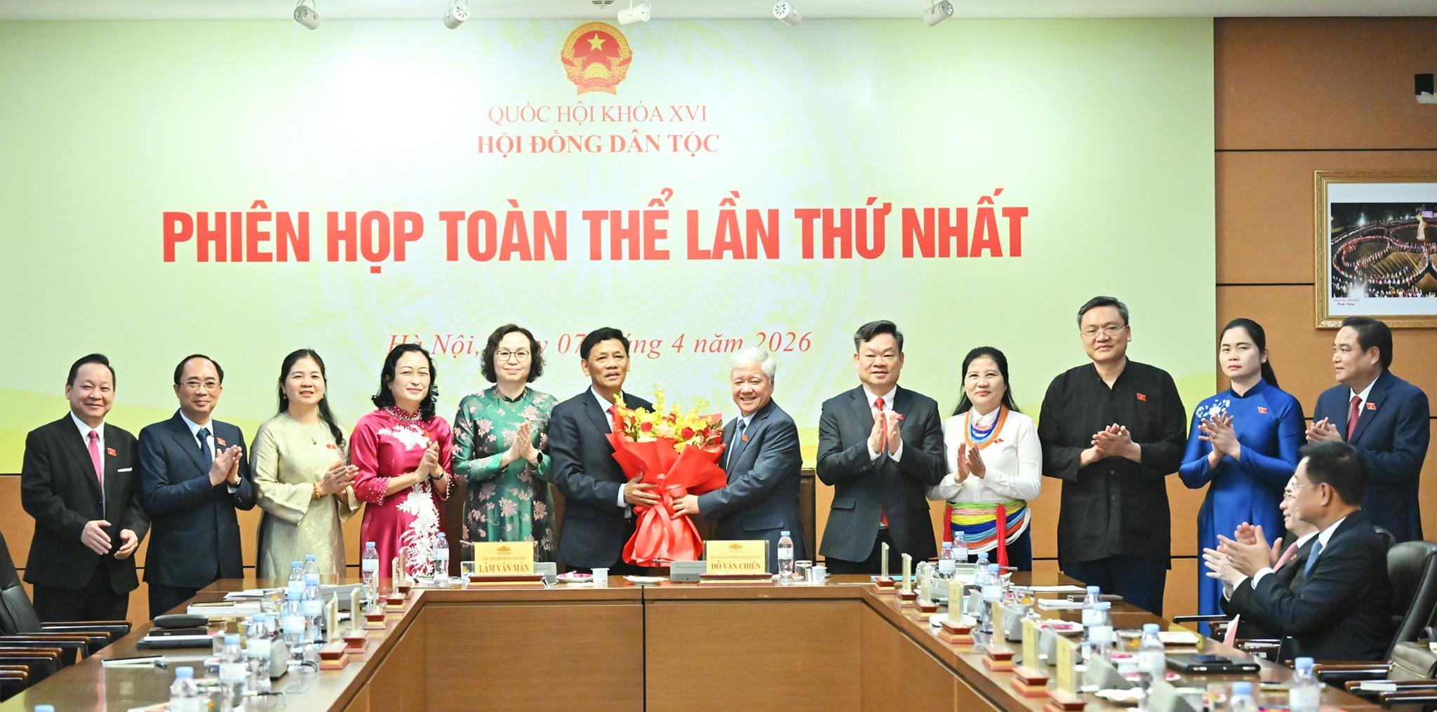 Phó Chủ tịch Thường trực Quốc hội Đỗ Văn Chiến với Thường trực Hội đồng Dân tộc Khóa XVI. Ảnh Quang Khánh