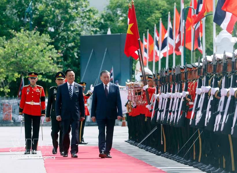 General Secretary of the Communist Party of Vietnam Central Committee and President of Vietnam To Lam (R) and Thai Prime Minister Anutin Charnvirakul review the Guard of Honour of the Royal Thai Armed Forces. (Photo: VNA)