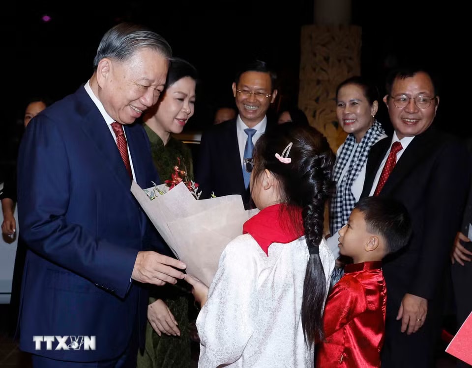 a61da94a1569a14-_ttxvn-tong-bi-thu-chu-tich-nuoc-to-lam-va-phu-nhan-bat-dau-chuyen-tham-cap-nha-nuoc-toi-singapore5.jpg.avif.jpg