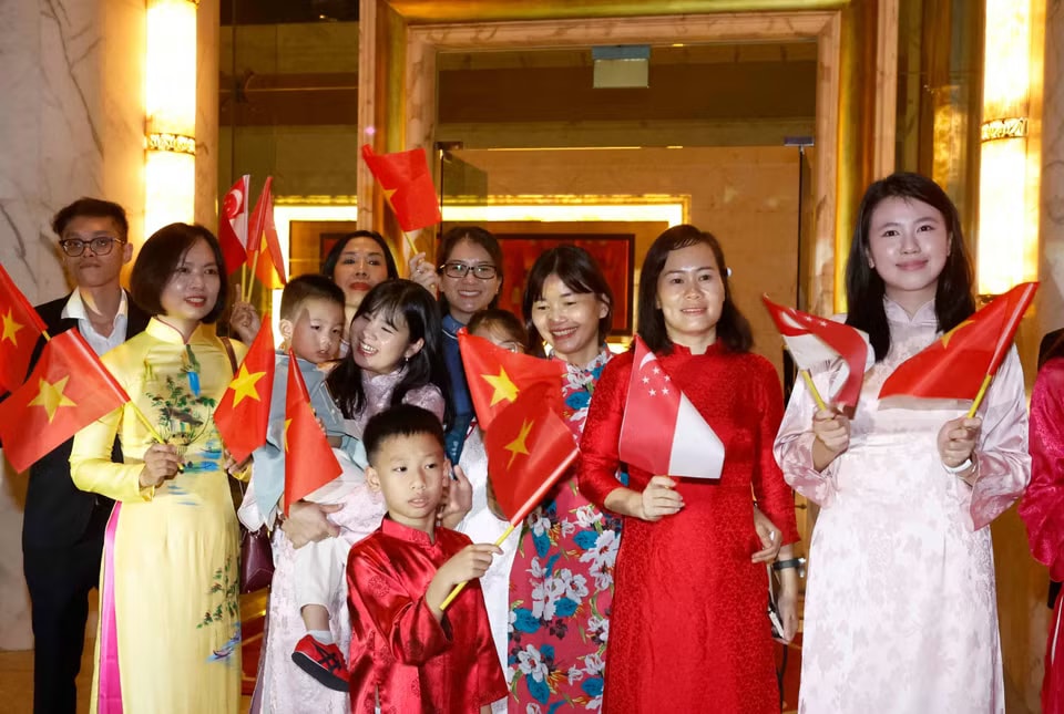 a6230521da38830c2172f-_tong-bi-thu-chu-tich-nuoc-to-lam-va-phu-nhan-bat-dau-chuyen-tham-cap-nha-nuoc-toi-singapore8.jpg.avif.jpg
