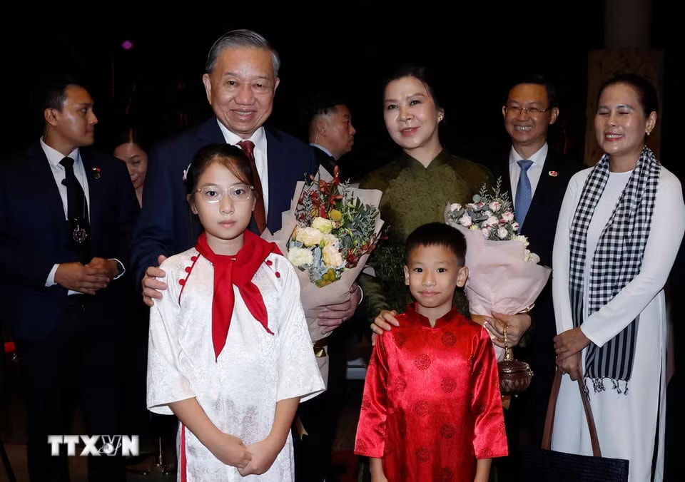 a6cbfb06179de-_ttxvn-tong-bi-thu-chu-tich-nuoc-to-lam-va-phu-nhan-bat-dau-chuyen-tham-cap-nha-nuoc-toi-singapore6.jpg.avif.jpg