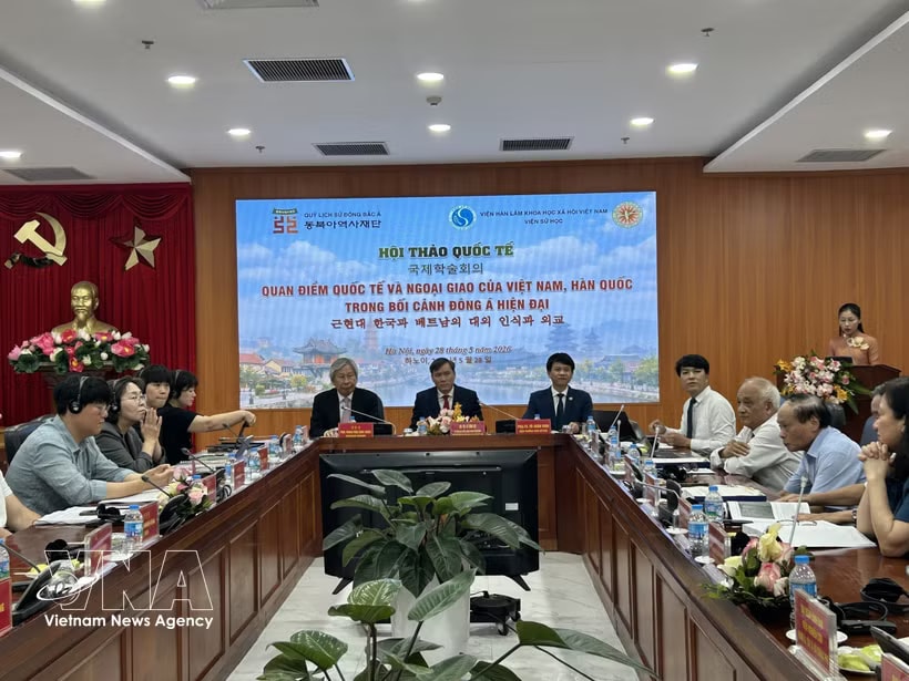 Scholars from Vietnam and the Republic of Korea at the international workshop in Hanoi on May 28 (Photo: VNA) 