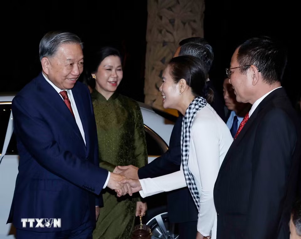 bdbdf769d00f3-_ttxvn-tong-bi-thu-chu-tich-nuoc-to-lam-va-phu-nhan-bat-dau-chuyen-tham-cap-nha-nuoc-toi-singapore4.jpg.avif.jpg