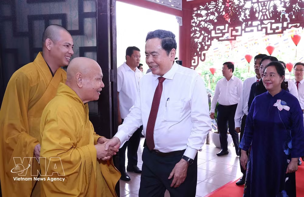 vnanet-top-legislator-extends-vesak-greetings-2.jpg
