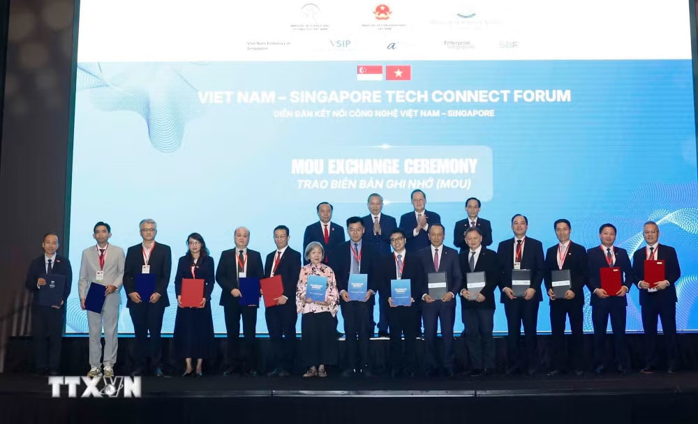 Tổng Bí thư, Chủ tịch nước Tô Lâm chứng kiến lễ trao các biên bản ghi nhớ hợp tác giữa hai nước. (Ảnh: Thống Nhất/TTXVN) ttxvn-2905-tong-bi-thu-chu-tich-nuoc-dien-dan-cong-nghe-viet-nam-singapore-2.jpg