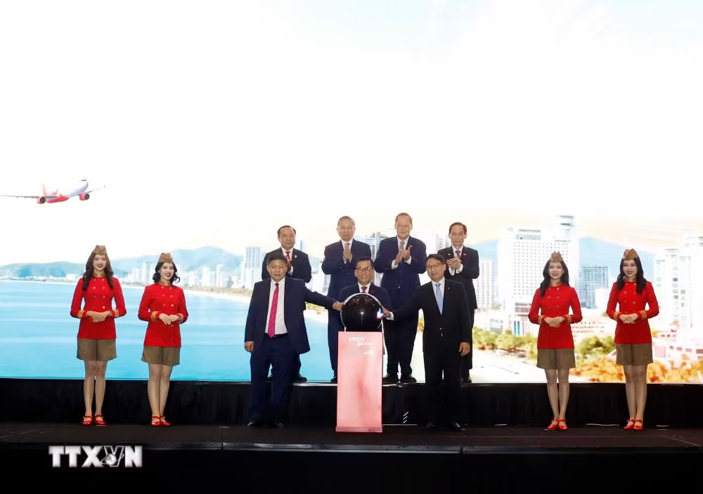 Tổng Bí thư, Chủ tịch nước Tô Lâm chứng kiến nghi thức mở đường bay mới Nha Trang-Singapore của hãng hàng không VietjetAir. (Ảnh: Thống Nhất/TTXVN) ttxvn-2905-tong-bi-thu-chu-tich-nuoc-dien-dan-cong-nghe-viet-nam-singapore-5.jpg