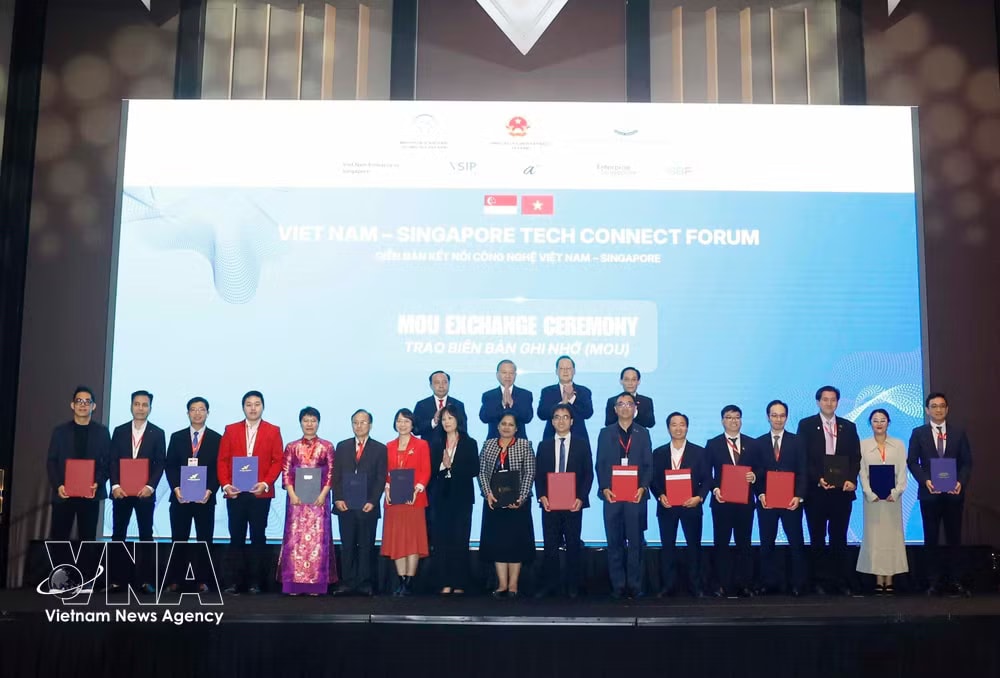 Party General Secretary and State President To Lam witnesses the exchange of cooperation documents ibetween Vietnam and Singapore (Photo: VNA) vnanet-potal-tong-bi-thu-chu-tich-nuoc-to-lam-du-dien-dan-ket-noi-cong-nghe-viet-nam-singapore-8792948-1.jpg