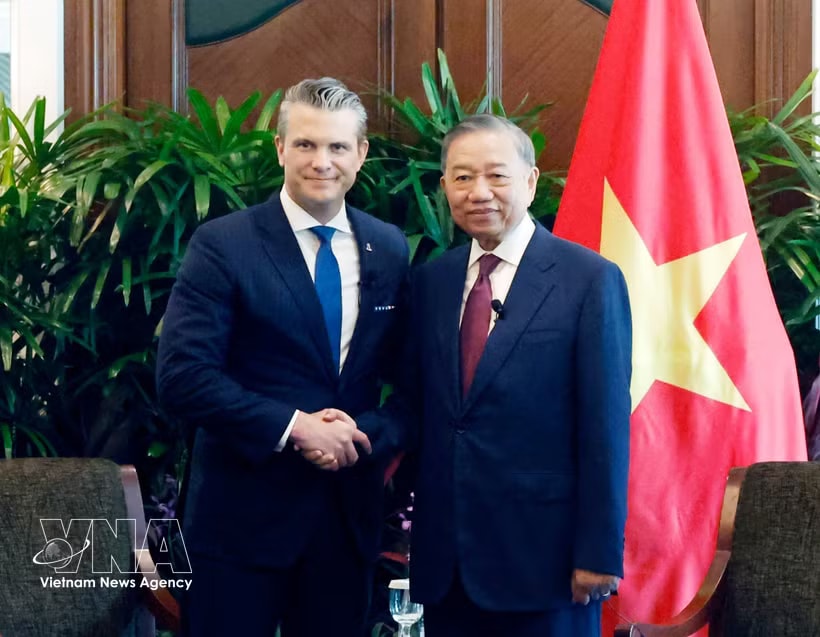 General Secretary of the Communist Party of Vietnam Central Committee and State President To Lam (right) and US Secretary of War Pete Hegseth pose for a commemorative photo. (Photo: VNA)
