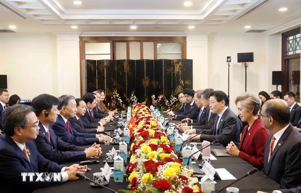 f41a153ecd0c6758e31ac061b3d0abf50a2c31-_ttxvn-tong-bi-thu-chu-tich-nuoc-to-lam-hoi-dam-voi-thu-tuong-singapore-29-4.jpg.avif.jpg