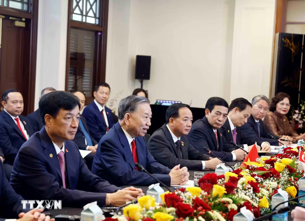 f49c22bc64620b810befe26724eec7df-_ttxvn-tong-bi-thu-chu-tich-nuoc-to-lam-hoi-dam-voi-thu-tuong-singapore-29-6.jpg.avif.jpg