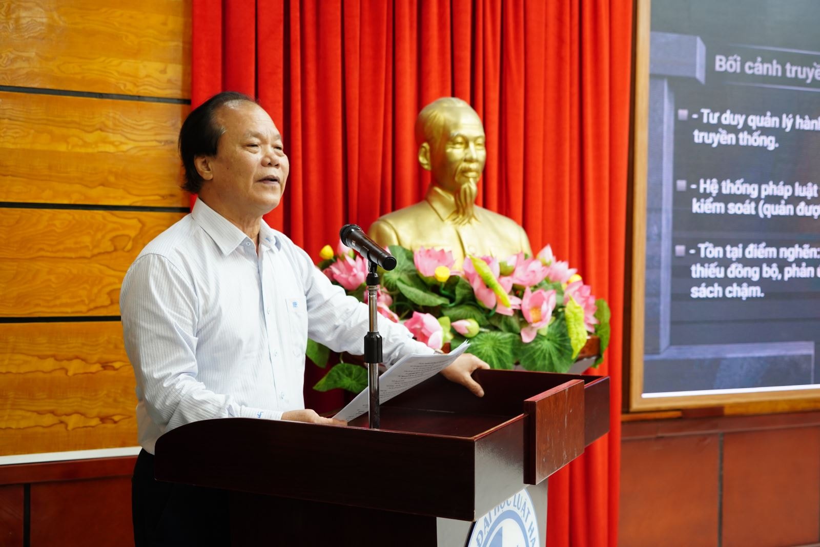 GS.TS. Phan Trung Lý - Nguyên Chủ nhiệm, Ủy ban Pháp luật của Quốc Hội trình bày tham luận tại Hội thảo