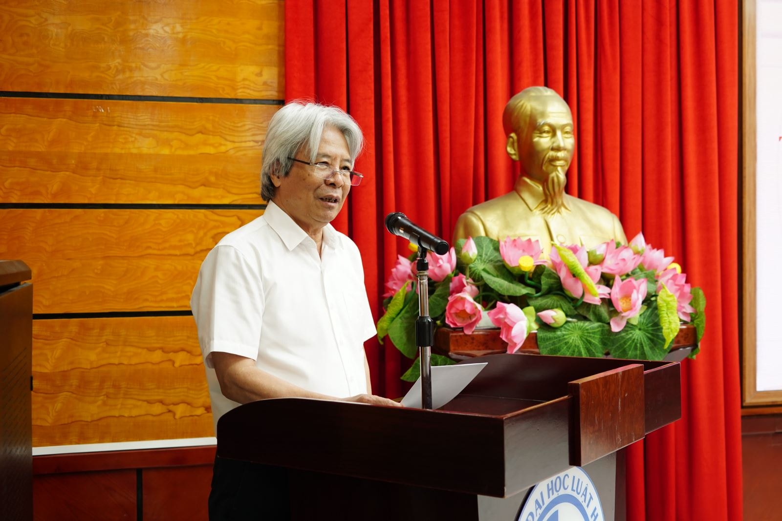GS.TS. Võ Khánh Vinh - Nguyên Phó Chủ tịch Viện Hàn lâm Khoa học Xã hội Việt Nam, Phó Chủ tịch Hội đồng chức danh Giáo sư ngành Luật trình bày tham luận tại Hội nghị