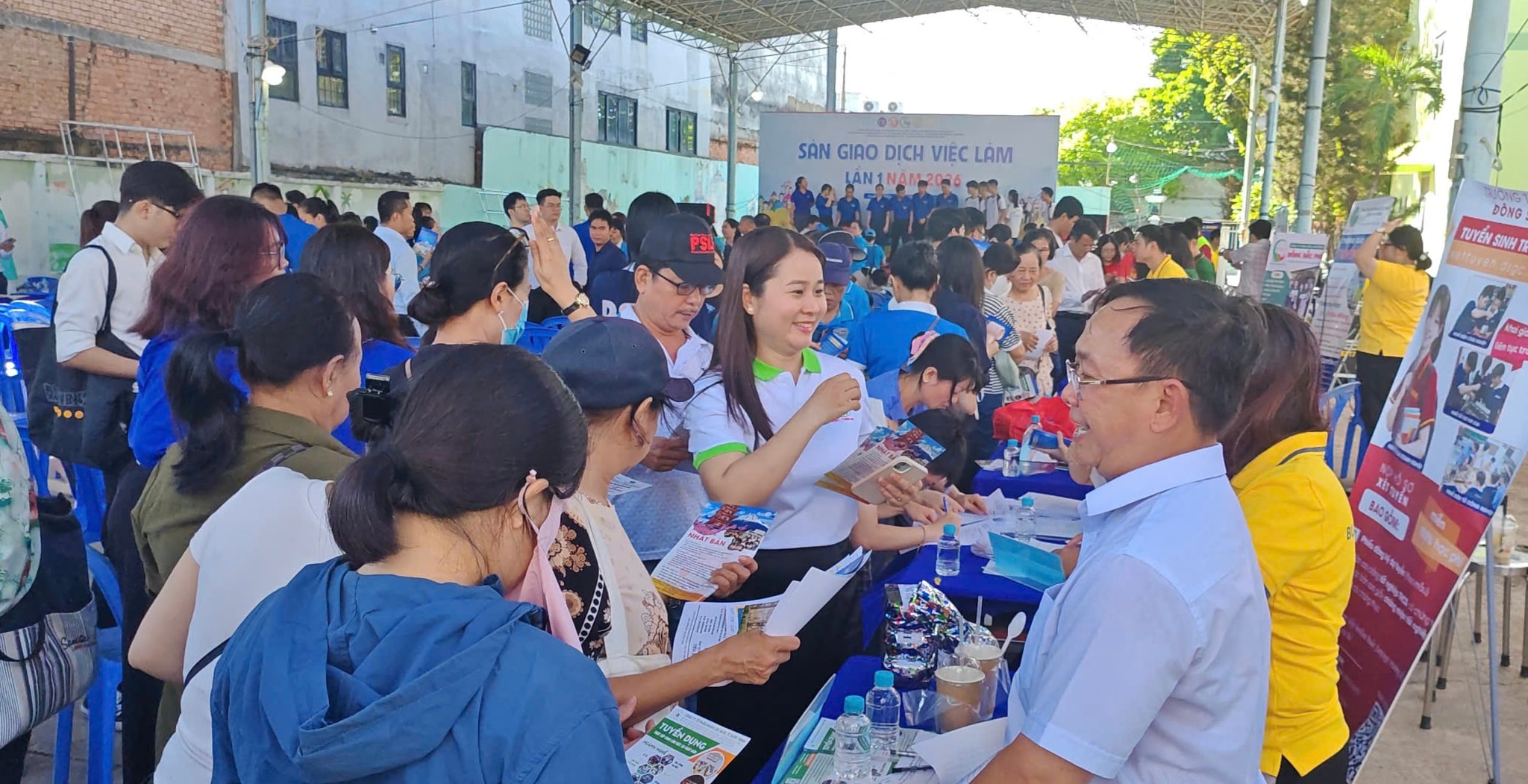 Không khí tại sàn giao dịch diễn ra sôi nổi với đông đảo người lao động có nhu cầu đến tìm hiểu thông tin tuyển dụng, nộp hồ sơ và tham gia phỏng vấn trực