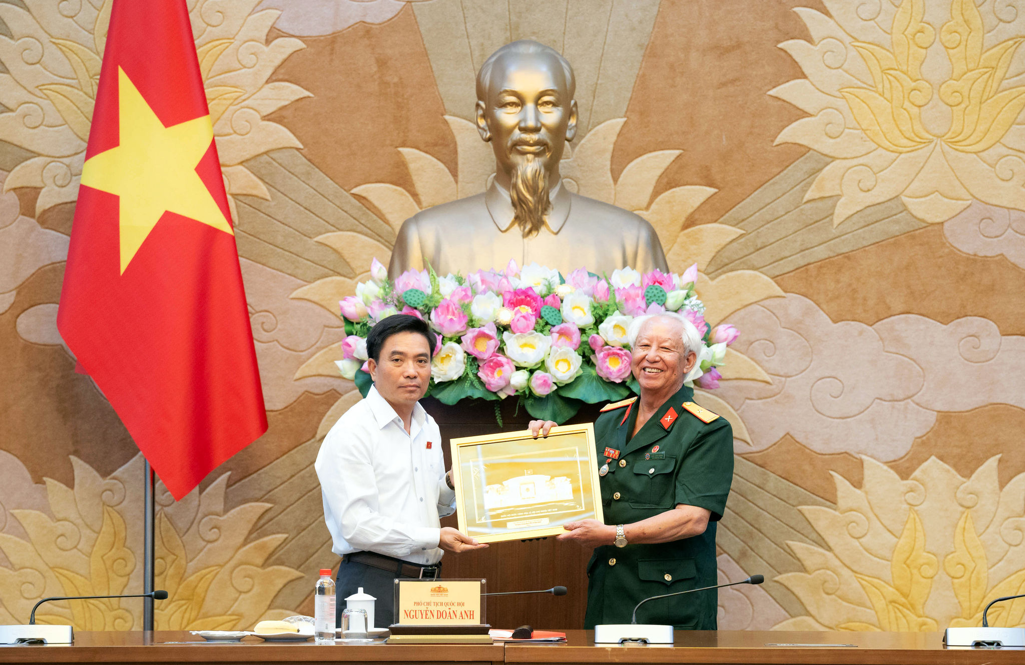 Phó QQ88k Game Bài QQ8886 Khuyến Mãi, Thượng tướng Nguyễn Doãn Anh tặng quà Đoàn đại biểu của Bảo tàng Chiến sĩ cách mạng bị địch bắt, tù đày