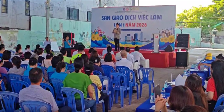Việc tổ chức, sàn giao dịch việc làm trực tiếp tại cơ sở nhằm tạo điều kiện để người lao động tiếp cận cơ hội nghề nghiệp ngay tại nơi sinh sống. Ảnh VLHM