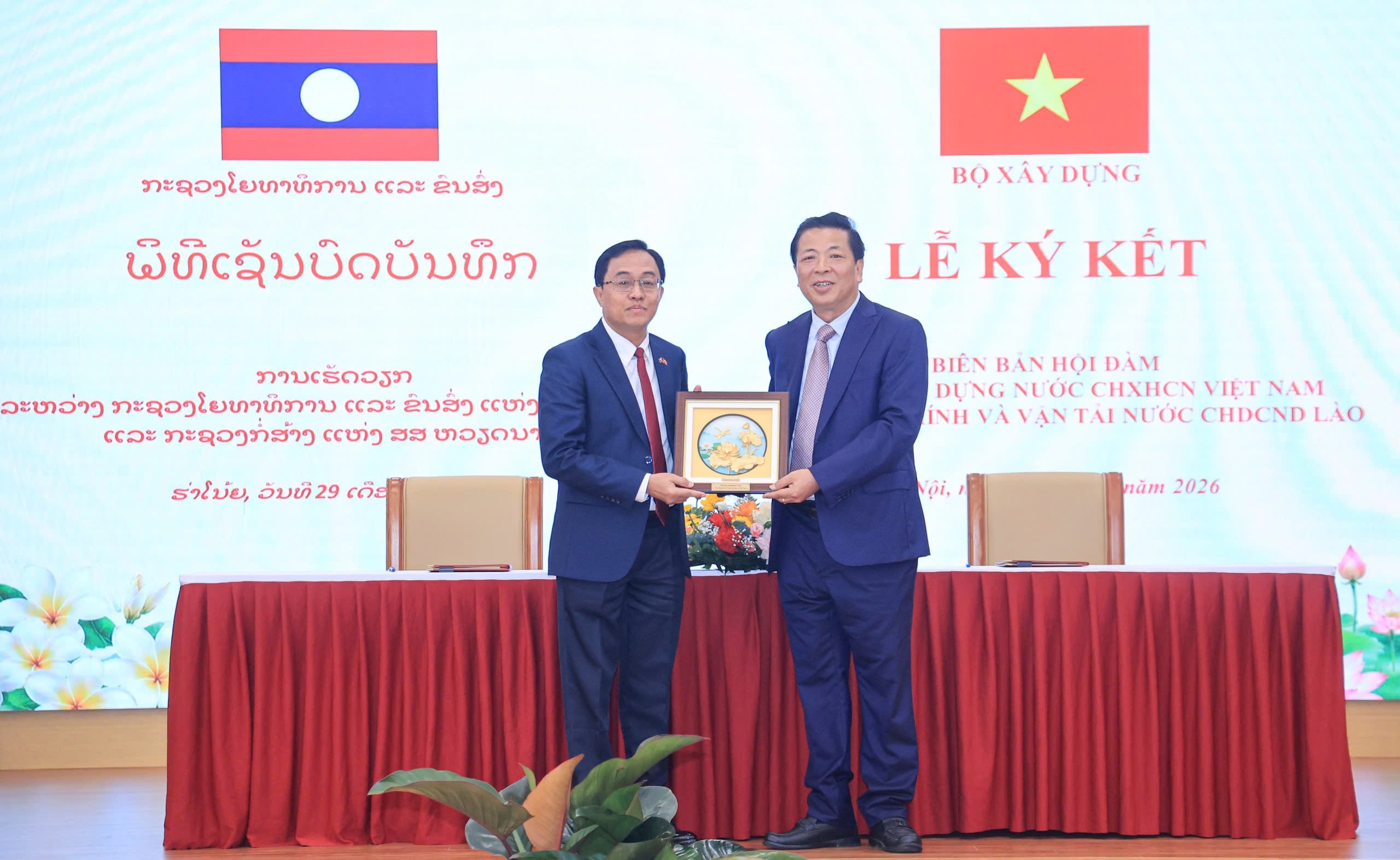 Bộ trưởng Bộ Công chính và Vận tải CHDCND Lào Leklay Sivilay và Bộ trưởng Bộ Xây dựng Việt Nam Trần Hồng Minh ký Biên bản làm việc