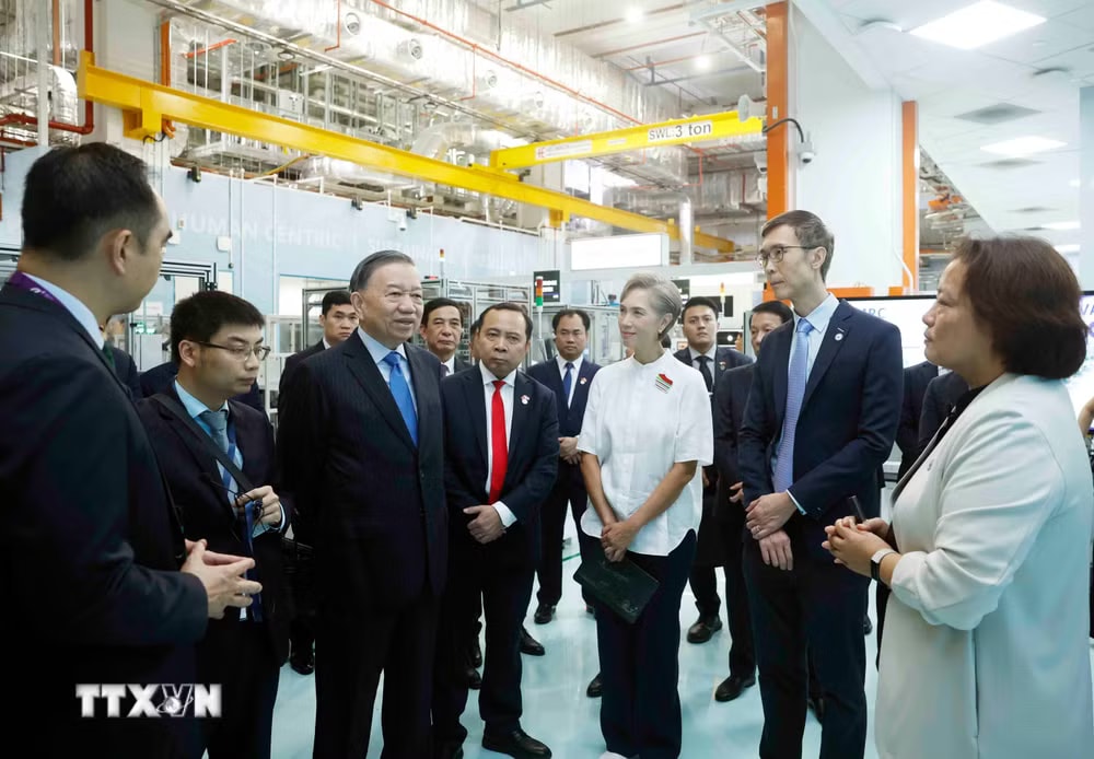 d9a59d4e21100ddb41c54c45-_ttxvn-tong-bi-thu-chu-tich-nuoc-tham-nha-may-mau-voi-cong-nghe-tien-tien-cua-singapore-8.jpg.avif.jpg
