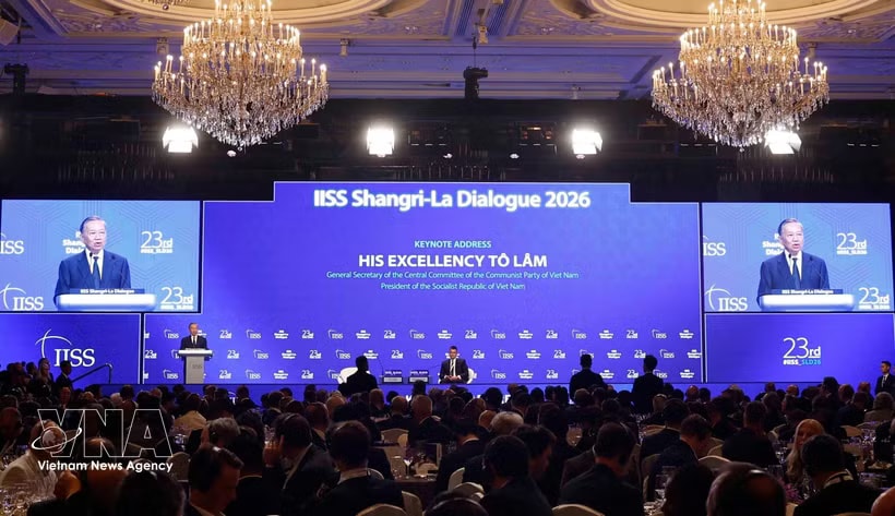 Party General Secretary and State President To Lam delivers a keynote address at the 23rd Shangri-La Dialogue and answers questions from delegates. (Photo: VNA)