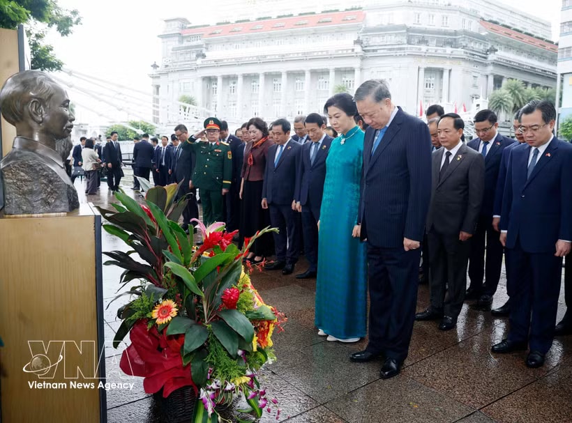 Party General Secretary and State President To Lam, his spouse, and a high-ranking Vietnamese delegation pay tribute to President Ho Chi Minh (Photo: VNA)