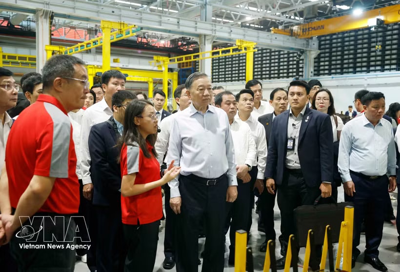 Party General Secretary and State President To Lam visits the Singapore Railway Test Centre. (Photo: VNA)