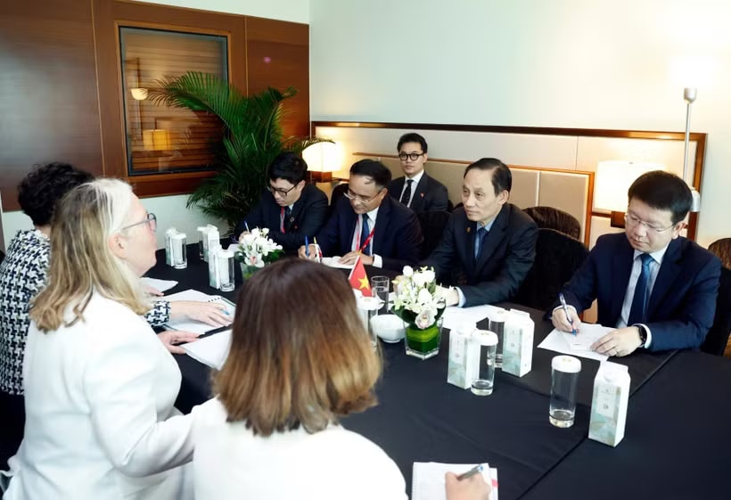 At the meeting between Vietnamese Minister of Foreign Affairs Le Hoai Trung and Australian Secretary of the Department of Foreign Affairs and Trade Jan Adams in Singapore on May 30 (Photo published by VNA)