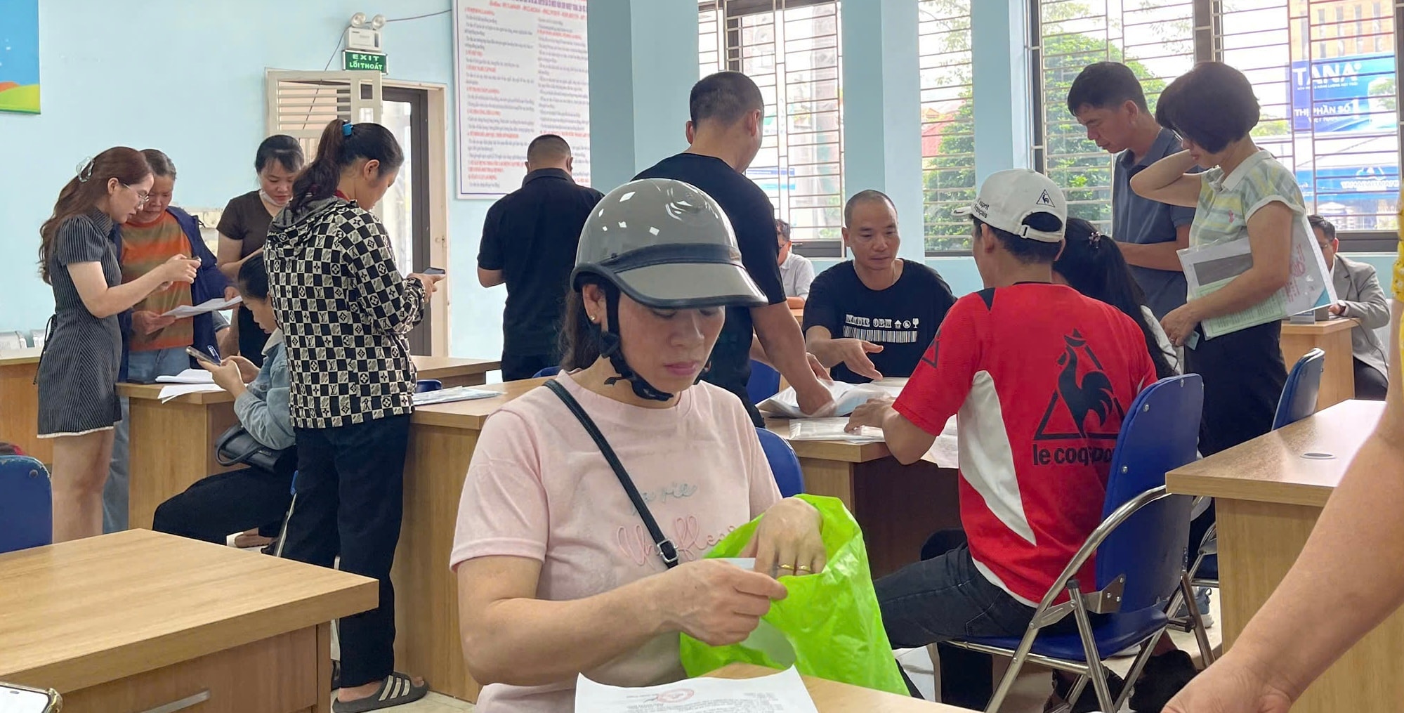 Nhiều người lao động đã chủ động tiếp cận doanh nghiệp, tìm hiểu môi trường làm việc, chế độ phúc lợi. Ảnh VLHP