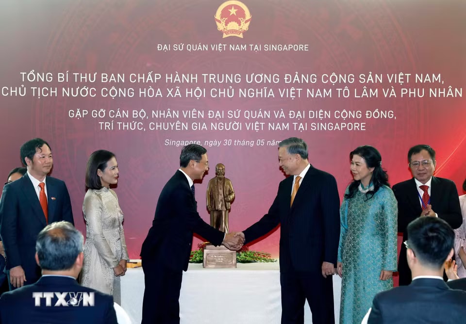 o-lam-va-phu-nhan-gap-go-can-bo-nhan-vien-dai-su-quan-va-cong-dong-tri-thuc-chuyen-gia-nguoi-viet-nam-tai-singapo-4.jpg.avif.jpg