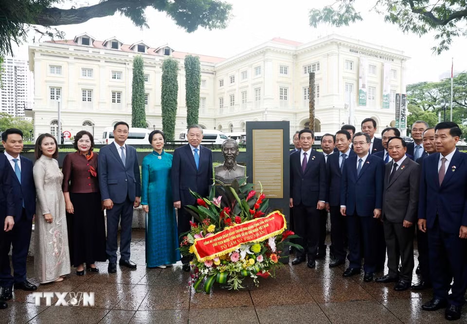 u-chu-tich-nuoc-to-lam-va-phu-nhan-cung-doan-dai-bieu-cap-cao-viet-nam-dang-hoa-tai-tuong-dai-chu-tich-ho-chi-minh5.jpg.avif.jpg