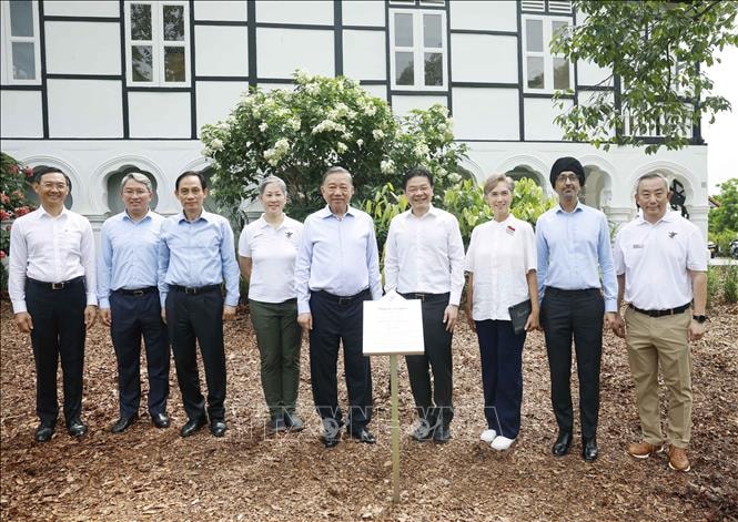 vna_potal_tong_bi_thu_chu_tich_nuoc_va_thu_tuong_singapore_du_le_trong_cay_stand (1)