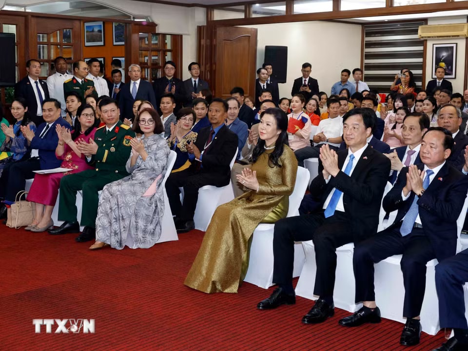 c04f5ce8f4aaa60-_ttxvn-tong-bi-thu-chu-tich-nuoc-va-phu-nhan-gap-cong-dong-nguoi-viet-nam-tai-philippines-8796603-7.jpg.avif.jpg