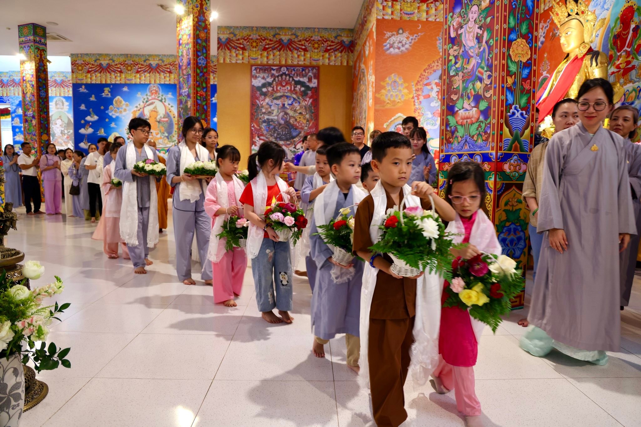 Các em thiếu nhi dâng hoa mừng Phật Đản