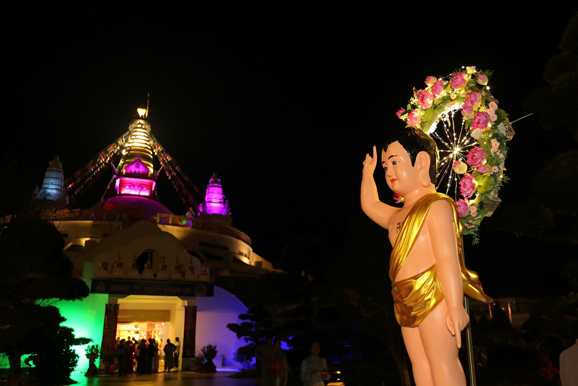 Đại Bảo tháp Mandala trong đêm Rằm tháng Tư - Ngày Phật Đản.jpg 1