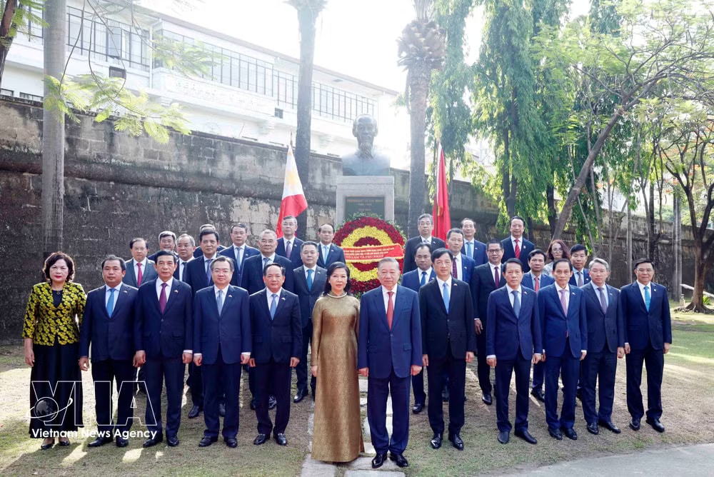 vnanet-top-vietnamese-leader-pays-tribute-to-president-ho-chi-minh-in-manila-2.jpg