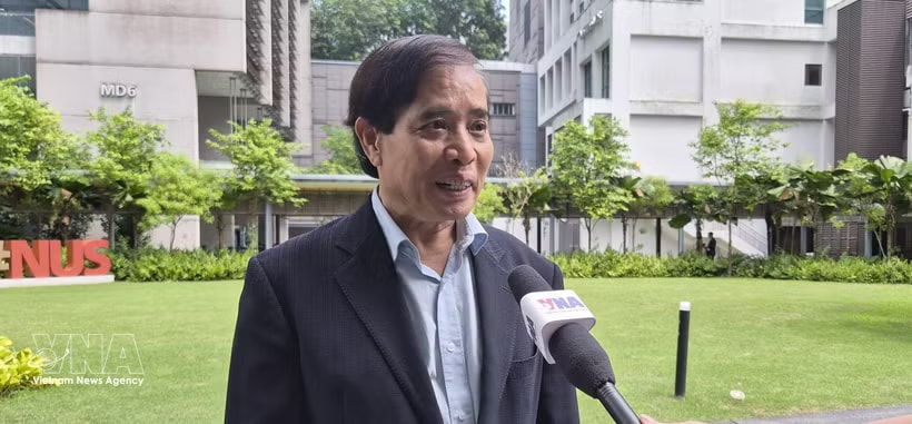Professor Vu Minh Khuong from the Lee Kuan Yew School of Public Policy talks to the Vietnam News Agency. (Photo: VNA)