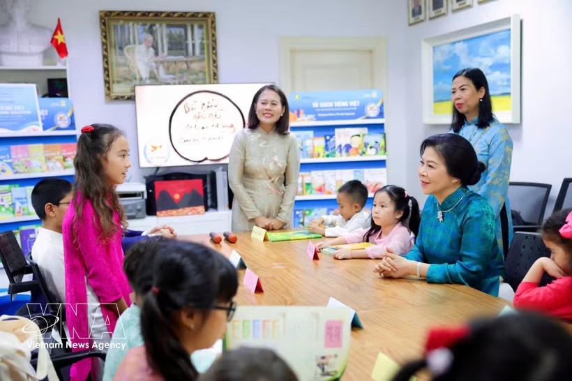 Ngo Phuong Ly, spouse of General Secretary of the Communist Party of Vietnam Central Committee and State President To Lam, visits the Lac Hong Vietnamese language class in Singapore. (Photo: VNA)