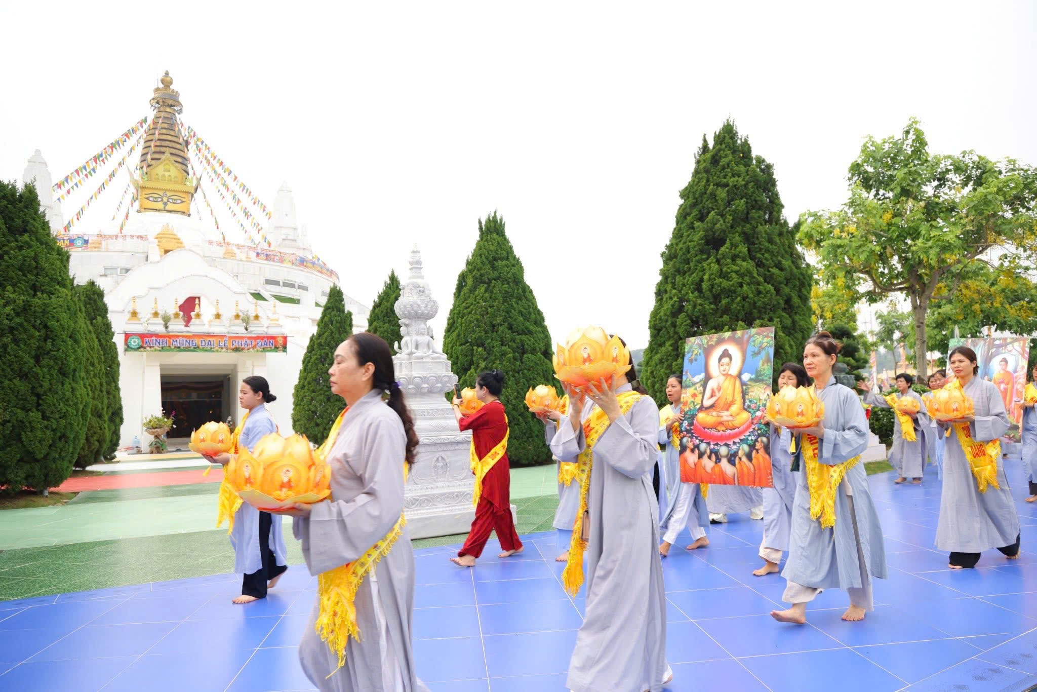 Phật tử dâng hoa sen hình Phật đản sinh vi nhiễu Bảo tháp trong ngày Đại lễ