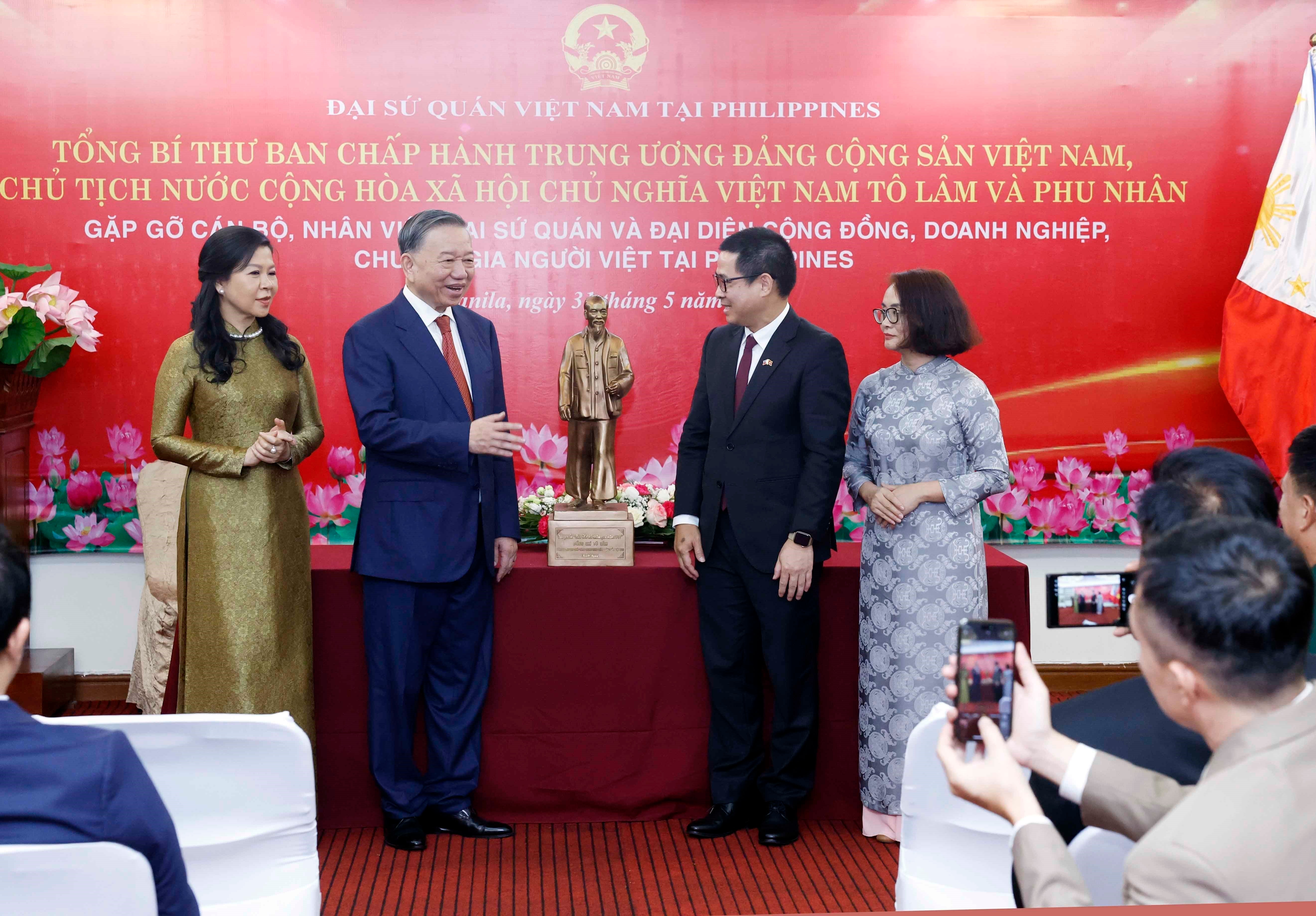 vna_potal_tong_bi_thu_chu_tich_nuoc_va_phu_nhan_gap_cong_dong_nguoi_viet_nam_tai_philippines_8796603.jpg