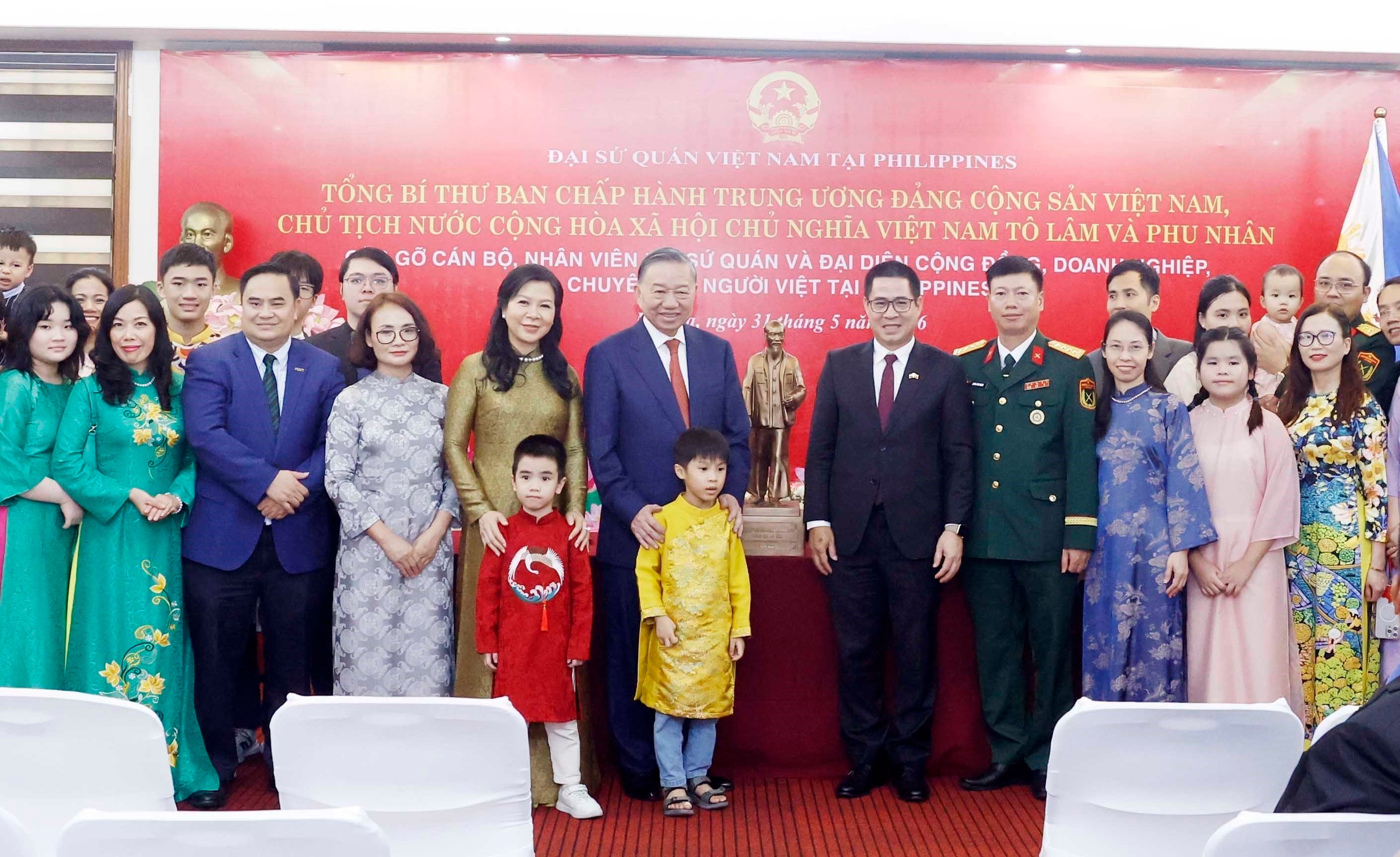 vna_potal_tong_bi_thu_chu_tich_nuoc_va_phu_nhan_gap_cong_dong_nguoi_viet_nam_tai_philippines_8796606.jpg