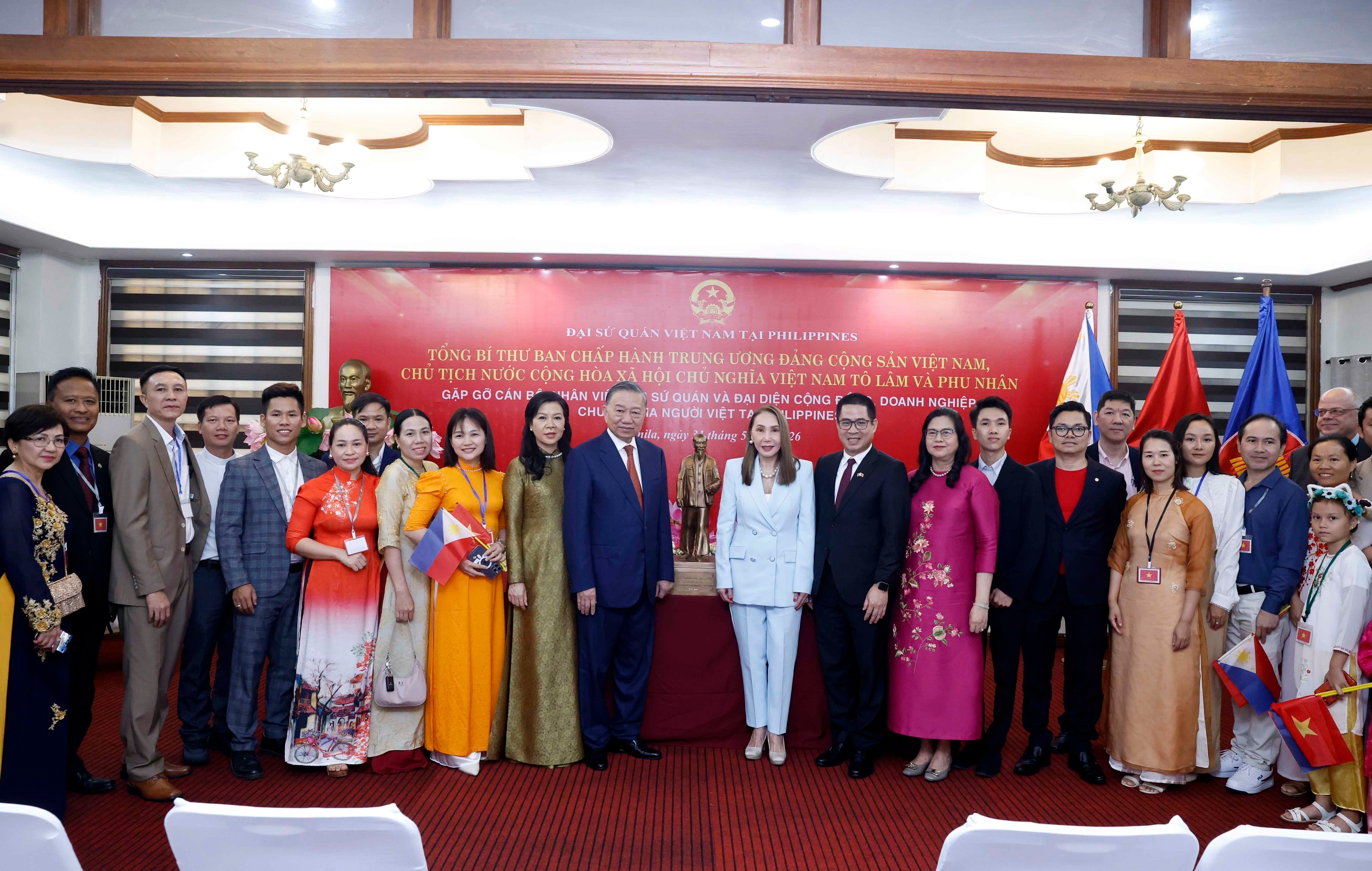 vna_potal_tong_bi_thu_chu_tich_nuoc_va_phu_nhan_gap_cong_dong_nguoi_viet_nam_tai_philippines_8796607.jpg