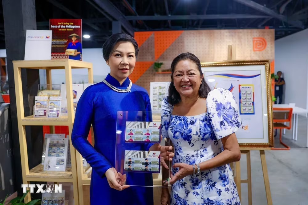 ttxvn-phu-nhan-tong-bi-thu-chu-tich-nuoc-to-lam-tham-tre-em-hoan-canh-dac-biet-tai-philippines-3.jpg