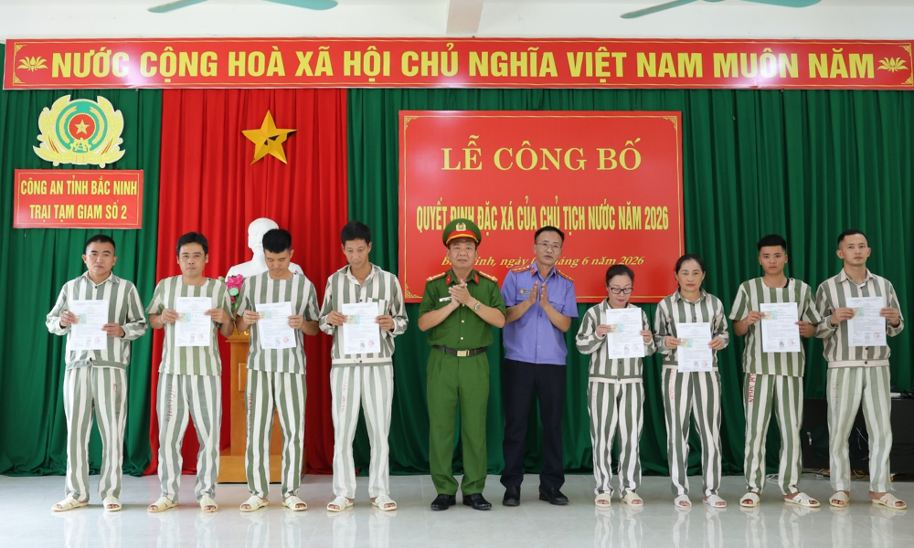 cong-bo-quyet-dinh-dac-xa.png