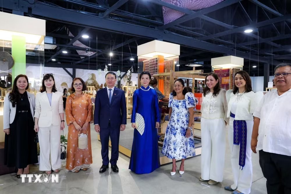 e4dafbf9d2f0-_ttxvn-phu-nhan-tong-bi-thu-chu-tich-nuoc-to-lam-tham-tre-em-hoan-canh-dac-biet-tai-philippines-5.jpg.avif.jpg
