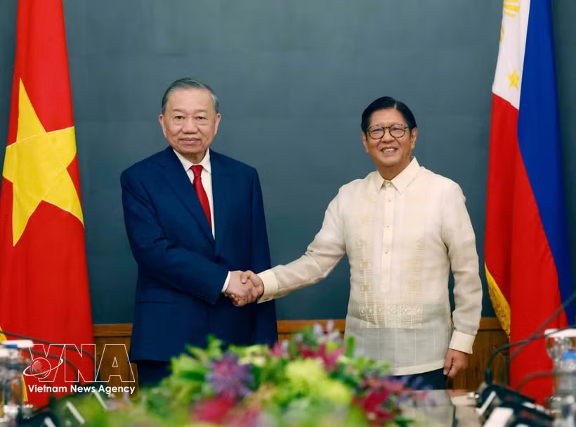 General Secretary of the Communist Party of Vietnam (CPV) Central Committee and State President To Lam (L) and Philippine President Ferdinand Romualdez Marcos Jr. before their talks in Manila on June 1. (Photo: VNA)