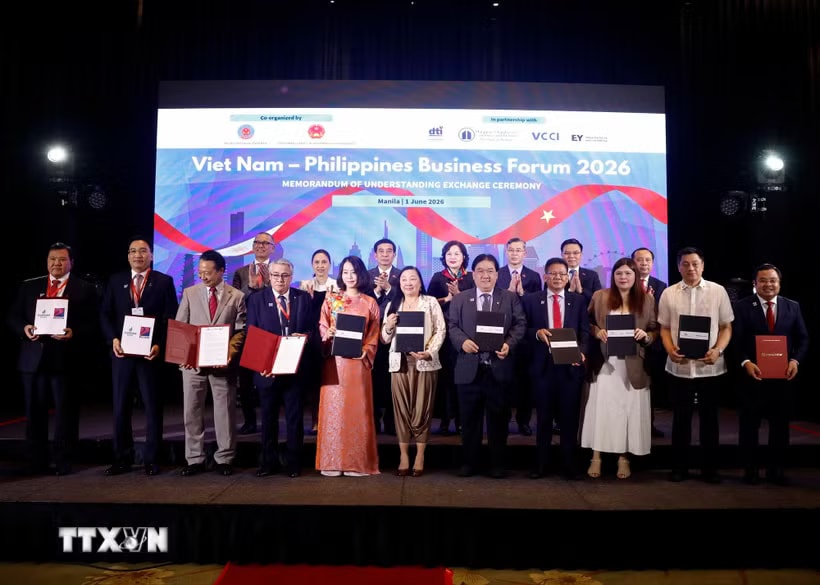 Phó Thủ tướng, Bộ trưởng Quốc phòng Phan Văn Giang chứng kiến lễ trao các văn kiện hợp tác giữa hai nước. (Ảnh: Thống Nhất/TTXVN)