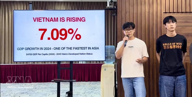 Jeffrey Tiang Jun Rong from the National University of Singapore shares his view on Vietnam’s economic development as part of the university's Southeast Asian Friendship Initiative. (Photo: VNA)