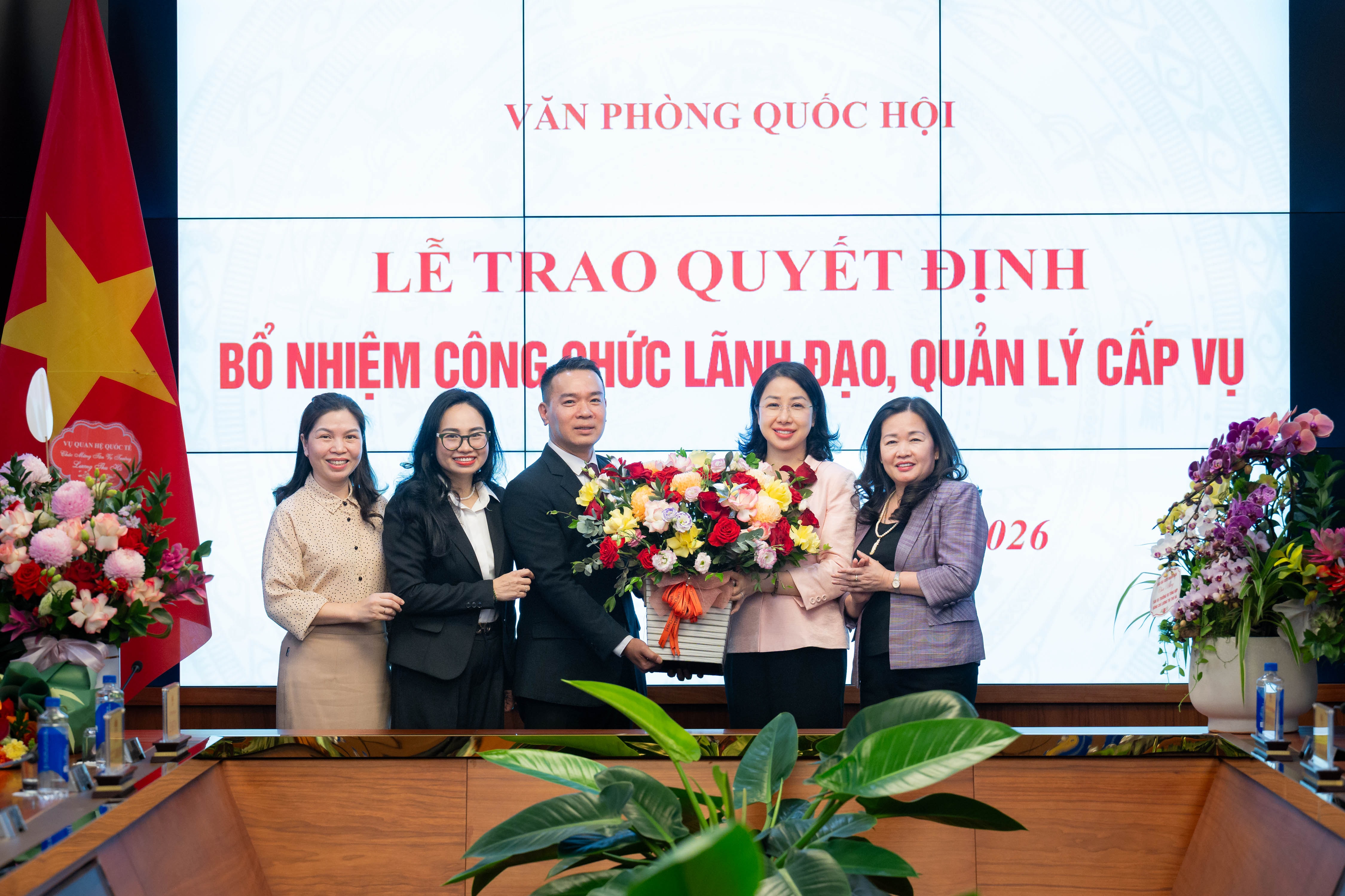 Lãnh đạo các Vụ, đơn vị thuộc VPQH tặng hoa chúc mừng tân Vụ trưởng Vụ Quan hệ quốc tế và tân Vụ trưởng Vụ Tổng hợp (1)